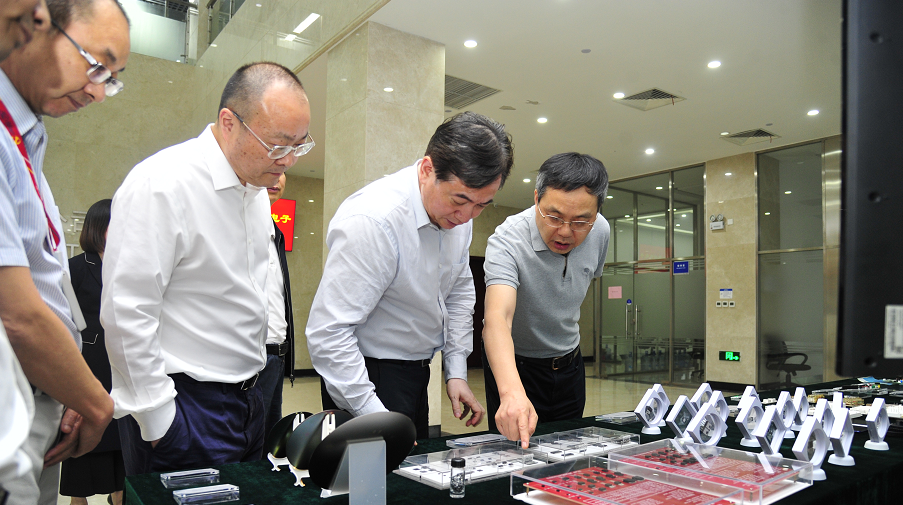 杭州市委副書(shū)記、市長(zhǎng)劉忻蒞臨士蘭微電子調(diào)研集成電路制造發(fā)展情況